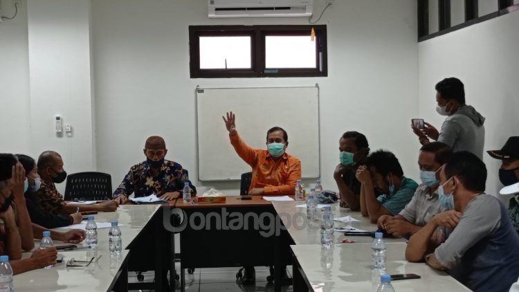 Rapat Diskop-UKMP, UPT Pasar, dan asosiasi pasar. (Fitri Wahyuningsih/bontangpost.id)