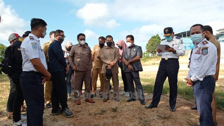 Komisi III DPRD Bontang meninjau calon lokasi pembangunan gedung uji kir di Bontang (Fitri Wahyuningsih/bontangpost.id)