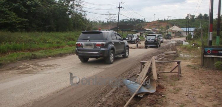 Salah satu titik kerusakan jalan di Tanah Datar.