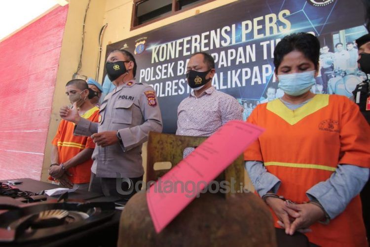 Tersangka dan barang bukti.