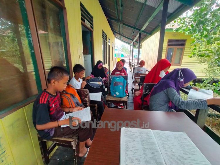 Murid SDN 011 Gusung saat mengikuti pembelajaran tatap muka. (Ist)