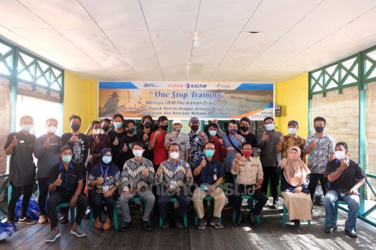 Foto bersama setelah resmi membuka One Stop Training di Sekretariat HPPK. (Humas Pupuk Kaltim)