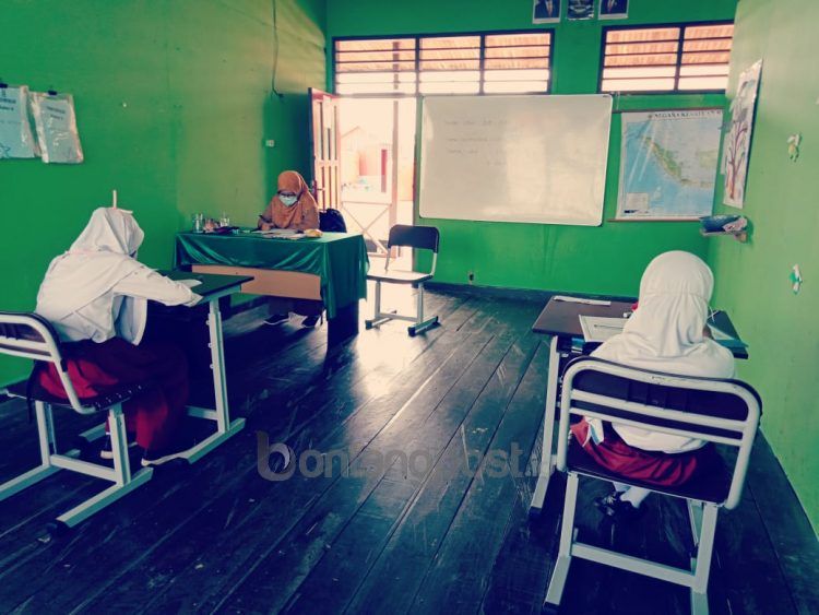 SD 016 Bontang Selatan berada di Pulau Tihi-Tihi, setiap penerimaan murid baru daya tampungnya tidak terisi penuh.