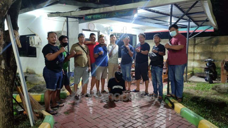 Tersangka sesaat setelah ditangkap tim gabungan Sat Reskrim Polres Bontang dan Jatanras Polda Kaltim. (Polres Bontang)