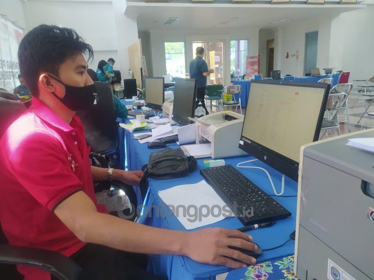 Operator di SMA 1 Bontang melakukan verifikasi berkas yang masuk pada penerimaan peserta didik baru (PPDB) jalur reguler di hari pertama ini.