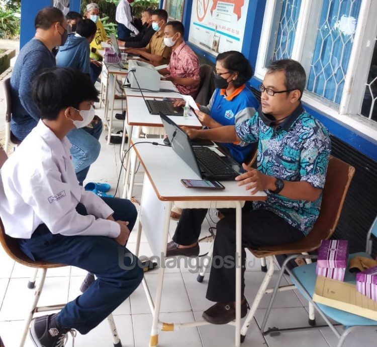 Calon siswa mendapatkan penjelasan dari panitia PPDB di SMKN 2 terkait proses penerimaan peserta didik baru (PPDB) tahun ini.