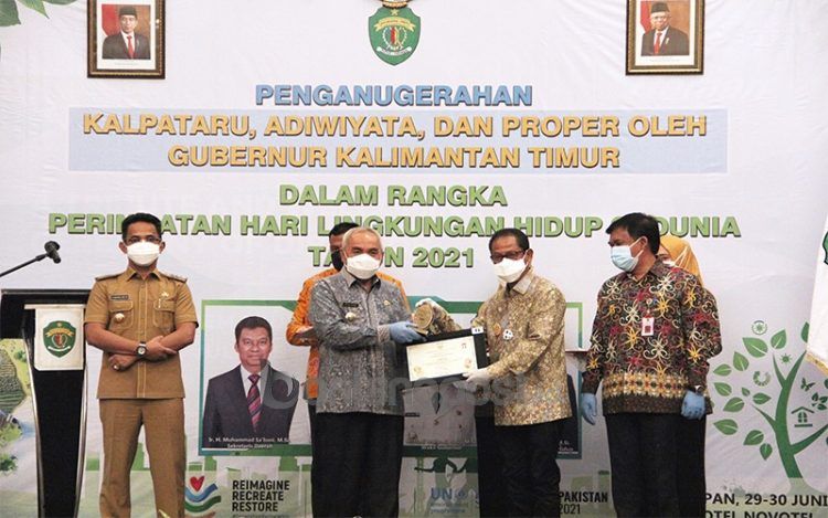 Direktur Keuangan dan Umum PKT Qomaruzzaman saat menerima penghargaan Properda Emas dari Gubernur Kaltim Isran Noor. (Humas Pupuk Kaltim)