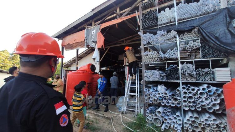 Api nyaris membakar toko bangunan di Loktuan (Nasrullah/bontangpost.id)