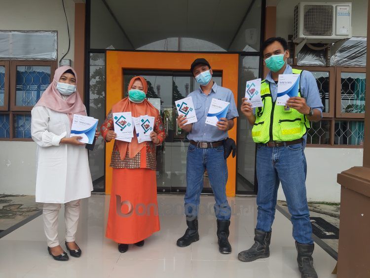 Serahkan buku modul jurusan alat berat kepada perwakilan SMK di Kota Bontang. (Ist)