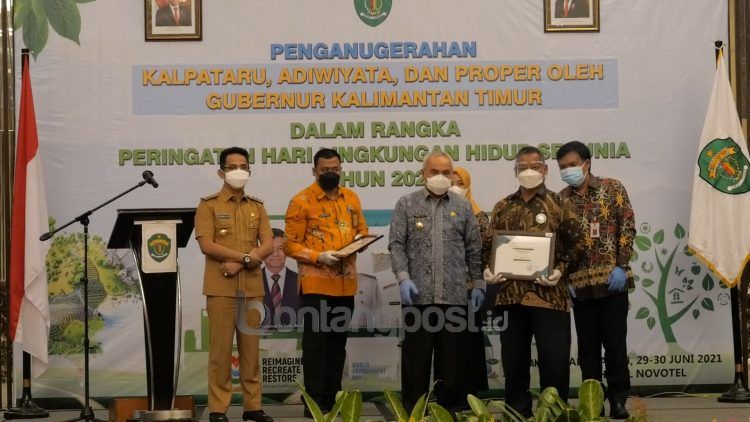 Ketua Kelompok Tani Lestari Indah, Muhammad Ali (dua dari kanan) saat menerima penghargaan Kalpataru Kategori Perintis Lingkungan. (Corporate Communication Badak LNG)