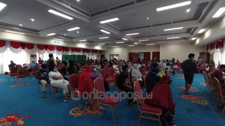 Vaksinasi di Auditorium 3 Dimensi (Fitri Wahyuningsih/bontangpost.id)