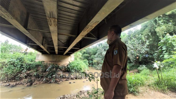 PUPRK Bontang lakukan peninjauan pasca mendapat laporan hilangnya besi penyangga jembatan Kampung Masdarling (Yulianti Basri/bontangpost.id)