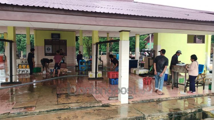 Proses pembongkaran ikan di TPI Tanjung Limau (Nasrullah/bontangpost.id)