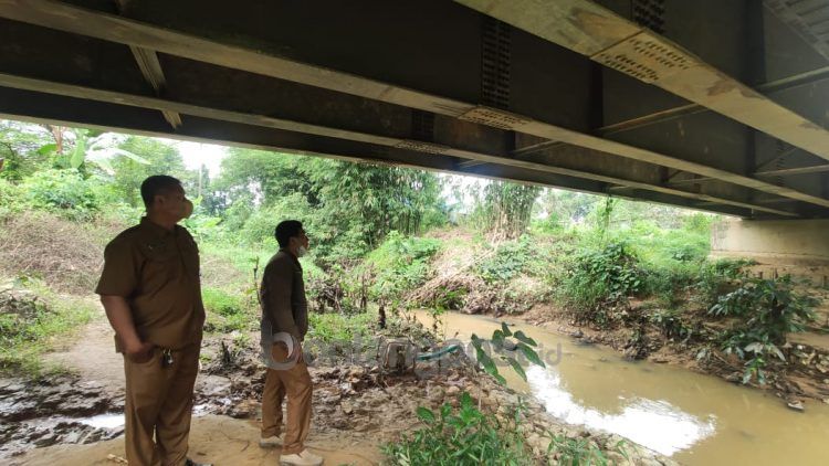 Puluhan besi diafragma jembatan Kampung Masdarling, Gunung Telihan dicuri. (Yulianti Basri/bontangpost.id)