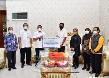 Pupuk Kaltim Salurkan Paket Sembako bagi Isoman di Bontang