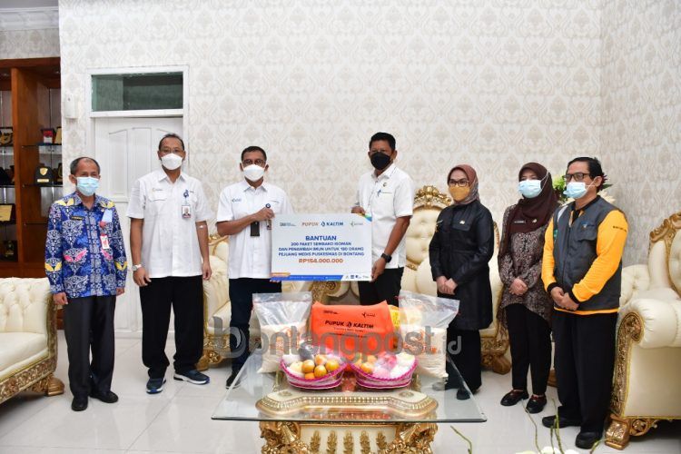 Penyerahan secara simbolis oleh Direktur Utama PKT Rahmad Pribadi, kepada Wali Kota Bontang Basri Rase. (Pupuk Kaltim)