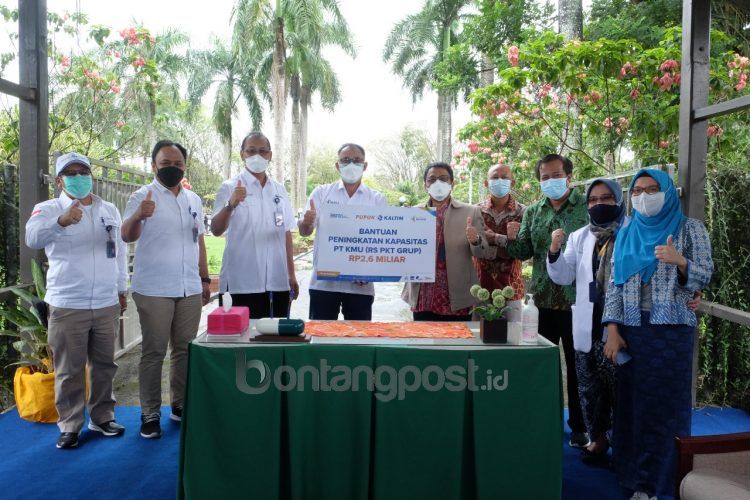 Direktur Operasi dan Produksi PKT Hanggara Patrianta, menyerahkan bantuan secra simbolis kepada Direktur Utama RS PKT Grup Nurul Fathoni. (Humas PKT)