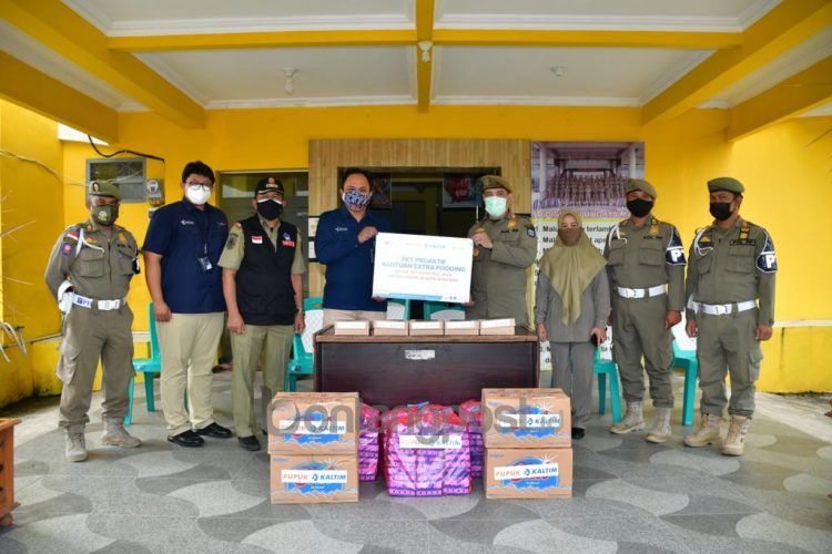 VP CSR PKT Anggono Wijaya menyerahkan bantuan kepada Kepala Satuan Polisi Pamong Praja (Satpol PP) Bontang Ibnu Gunawan. (Humas PKT)