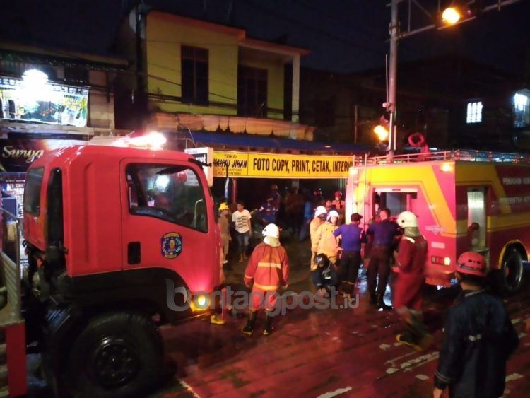 Kebakaran di Jalan MT Haryono (Foto Disdamkartan Bontang)