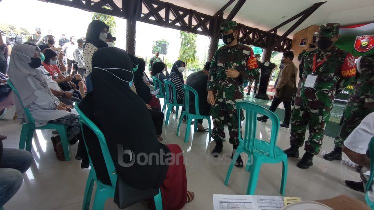 Danrem 091/ASN Brigjen TNI Cahyo Suryo Putro saat berinteraksi dengan calon penerima vaksin di Makodim Bontang (Fitri Wahyuningsih/bontangpost.id)