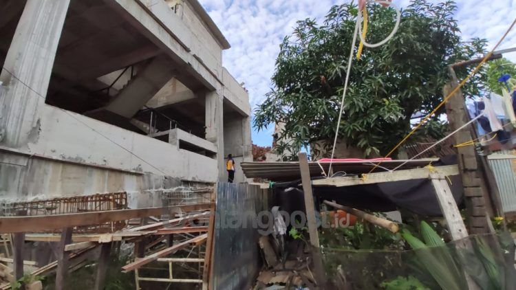Pagar tembok Bontang Citimall  nyaris ambruk (Yulianti Basri/bontangpost.id)