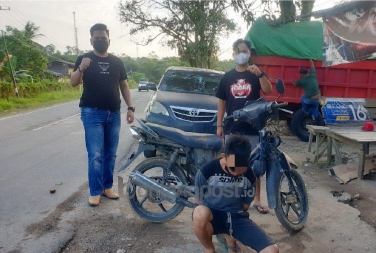 Tersangka (depan) saat diringkus Satreskrim Polsek Marangkayu