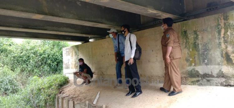 Satreskrim Polres Bontang melakukan pengecekan di jembatan Kampung Masdarling, Gunung Telihan, Bontang Barat.