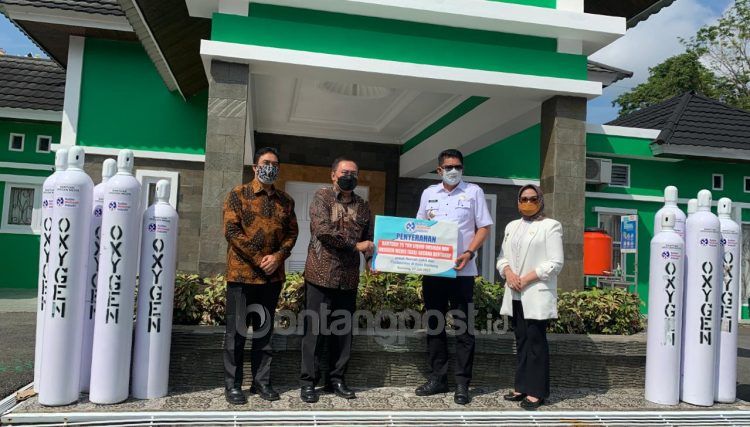 Penyerahan secara simbolis gas oksigen medis oleh Deputy Plant General Manager PT KMI, Listyawan Adi Pratisto (dua dari kiri) kepada Wali Kota Bontang Basri Rase. (PT KMI for Bontangpost.id)