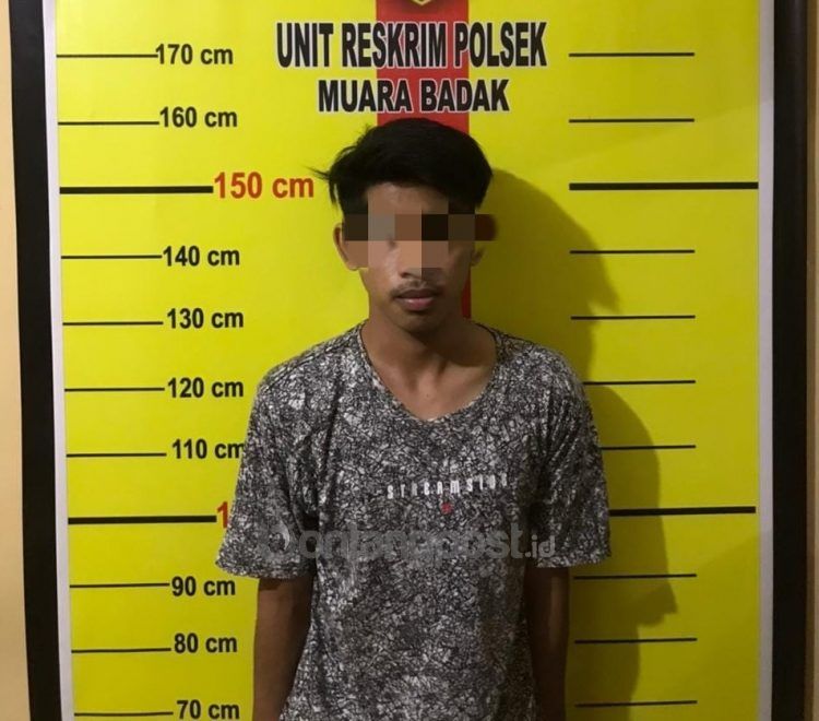 Tersangka ditahan di Polsek Muara Badak.