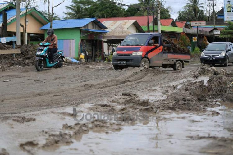 Jalan di kawasan di Tanah Datar yang rusak.