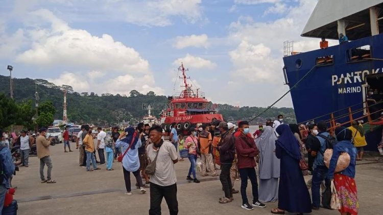 Ratusan calon penumpang KM Pantokrator tujuan Parepare, Sulsel, terpaksa menunda keberangkatan akibat pemberlakukan aturan baru yang mengharuskan penumpang kapal mengantongi bukti vaksinasi Covid-19.