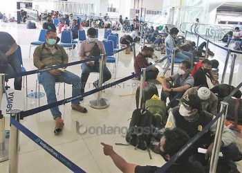 Penumpang Tak Sabar, Vaksinasi di Bandara Menumpuk