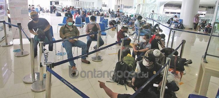 Antre vaksinasi yang membuat kerumunan.