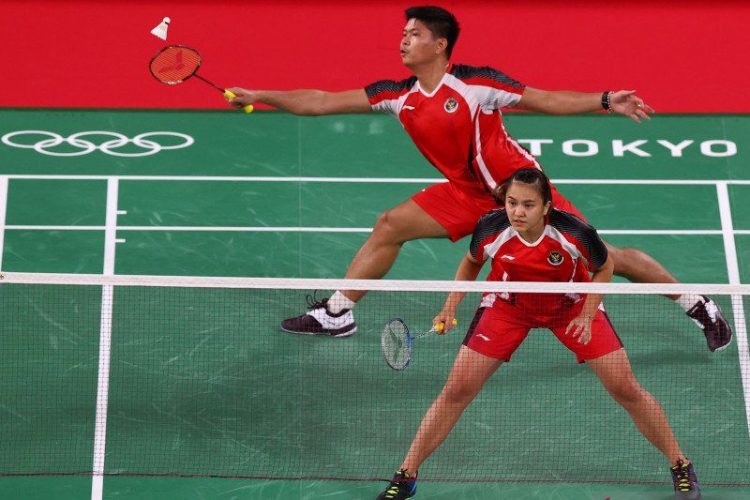 Pasangan ganda campuran Indonesia Praveen Jordan/Melati Daeva Oktavianti saat berjuang di Olimpiade Tokyo 2020. Foto: (REUTERS/LEONHARD FOEGER)