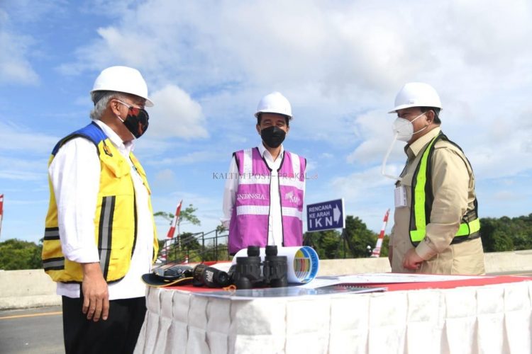 Presiden Joko Widodo saat meninjau sodetan akses menuju IKN. (Sekretariat Presiden)