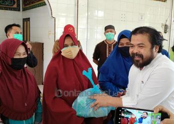 Sumbangkan Gaji, Agus Haris Salurkan Paket Sembako untuk Warga Kampung Sidrap