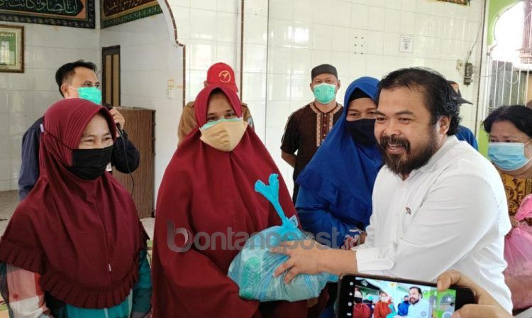 Wakil Ketua DPRD menyumbangkan gajinya untuk diberikan kepada janda di Kampung Sidrap. (Nasrullah/bontangpost.id)
