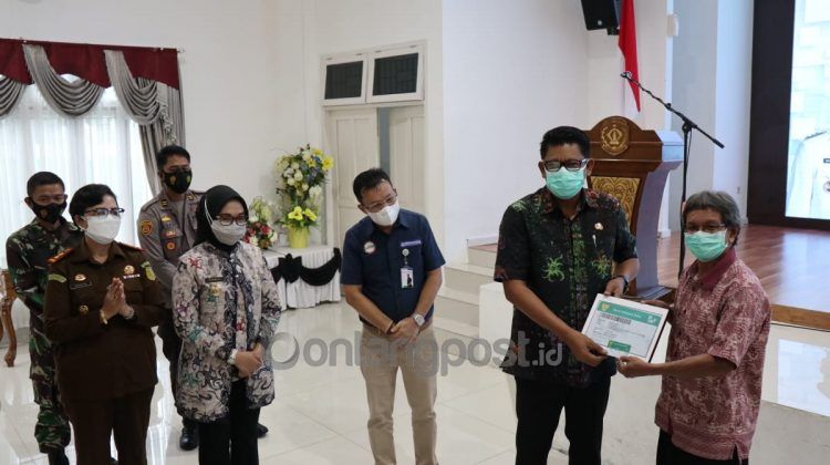 Penyerahan secara simbolis kartu kepesertaan JKN kepada 3 perwakilan di 3 kecamatan. (BPJS Kesehatan for Bontangpost.id)