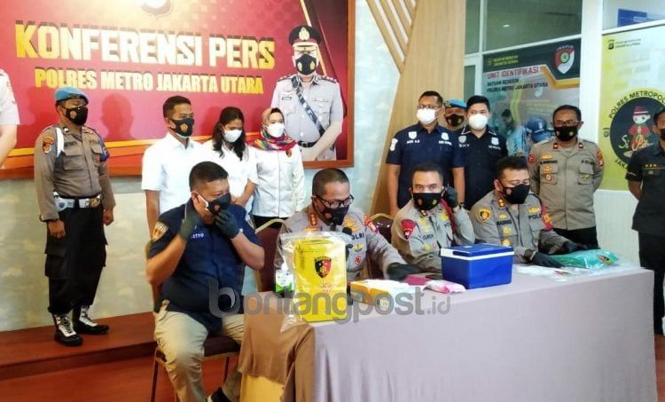 Nakes yang melakukan vaksin kosong dihadirkan oleh pihak kepolisian di hadapan media (Kominfotik Jakarta Utara)