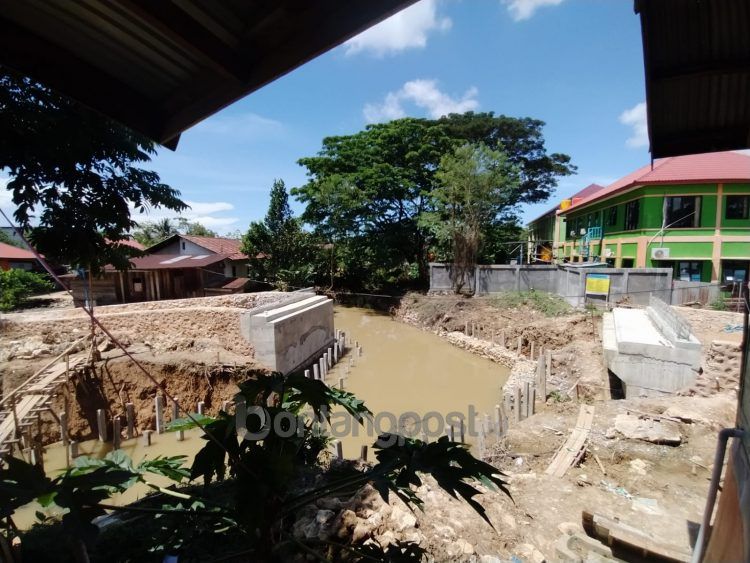 Jembatan yang menjadi penghubung akses warga RT 7 Kanaan dan RT 21 Gunung Telihan akan dirampungkan pengerjaannya pada akhir tahun ini.