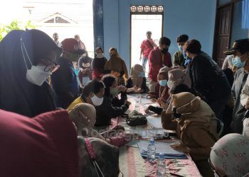 Ribuan Warga Berebas Tengah Berebut Vaksin Moderna