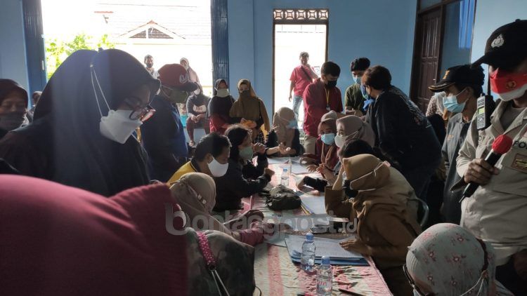 Antrean pengambilan formulir vaksinasi di Kelurahan Berebas Tengah (Nasrullah/bontangopost.id)