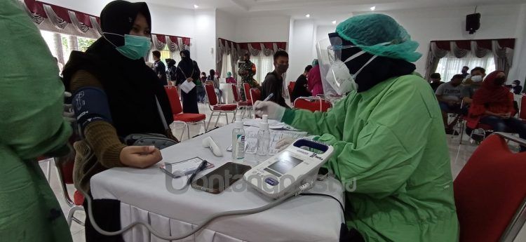 Nakes diperkenankan pakai gown ketika bertugas (Fitri Wahyuningsih/bontangpost.id)