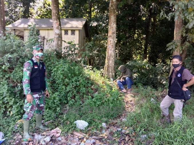 Tim Satgas Kelurahan Karang Ambun menjemput pasien Covid-19 yang melarikan diri ke Hutan Tangap, karena diusir oleh pemilik indekos tempatnya melakukan isoman.