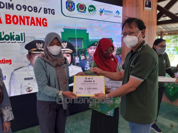 Sapto Hari Prasetyo, General Manager Internal Controller menyerahkan hadiah lomba kepada pemenang lomba antropometri. (Rera Bontangpost.id)