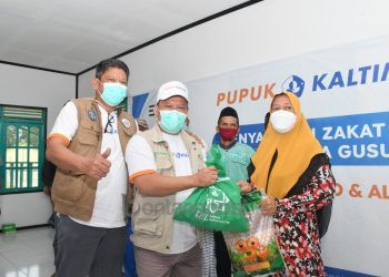 Tebar Manfaat Zakat, UPZ Pupuk Kaltim Salurkan Paket Sembako dan Bantuan Kesehatan bagi Warga Gusung