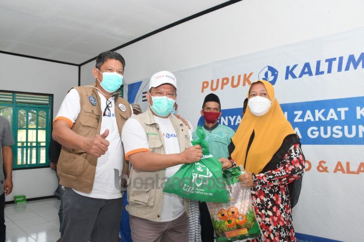 Ketua UPZ PKT Nur Sahid didampingi Wali Kota Bontang Basri Rase menyerahkan bantuan secara simbolis. (Humas PKT)