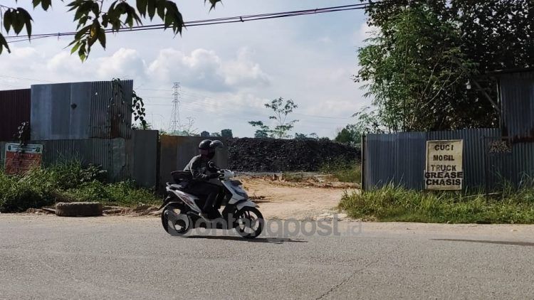 Tumpukan batu bara di RT 02 Desa Martadinata, Kutim belum dipindahkan sejak Maret lalu. (Nasrullah/bontangpost.id)