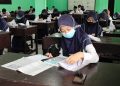 Jumlah peserta ujian sekolah dalam satu ruangan maksimal 16 siswa (Nasrullah/bontangpost.id)