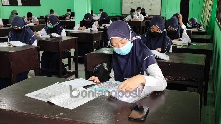 Jumlah peserta ujian sekolah dalam satu ruangan maksimal 16 siswa (Nasrullah/bontangpost.id)